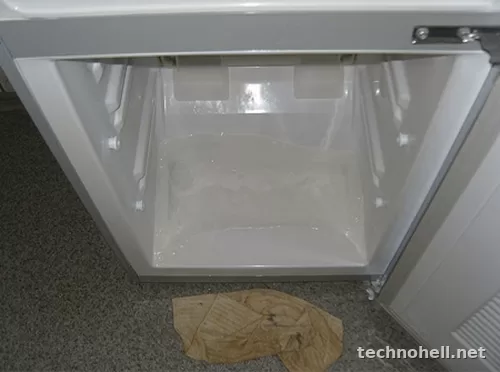 Почему холодильник течет внутри или под ним вода: главные причины и что делать