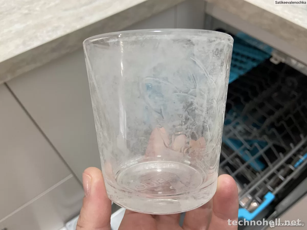 Почему посудомойка оставляет белый налет на посуде и как это убрать