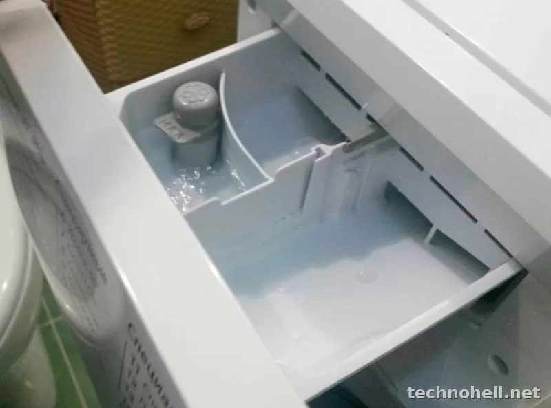 Стиральная машина течет из лотка для порошка: почему это происходит и что делать