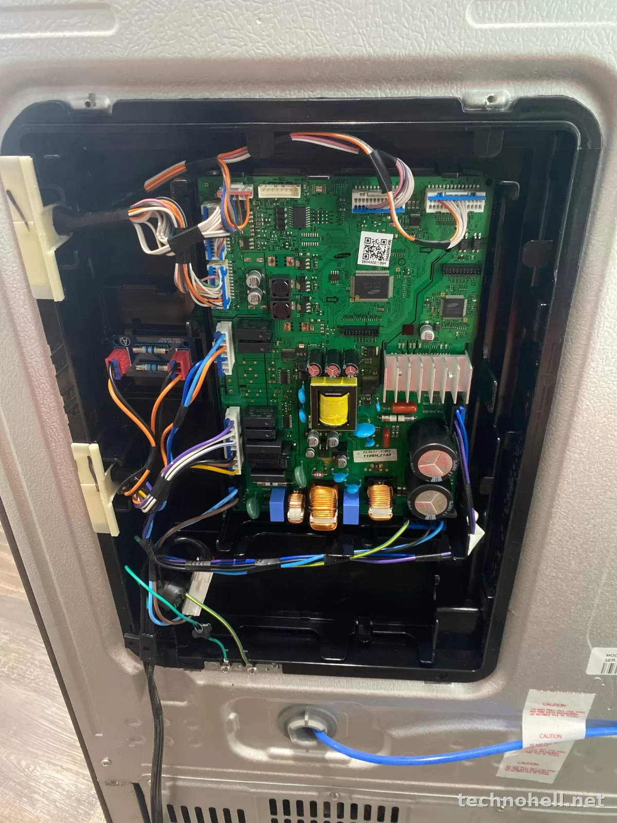 Холодильник не работает после отключения света или скачка напряжения: что проверить сразу и когда нужен ремонт