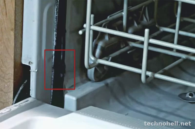 Посудомоечная машина протекает снизу или из-под двери: причины и что делать